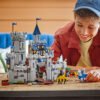 31168_lifestyle_cons_crop.jpg LEGO Creator - Le château médiéval des chevaliers 31168