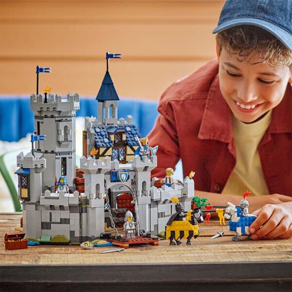 31168_lifestyle_cons_crop.jpg LEGO Creator - Le château médiéval des chevaliers 31168