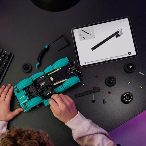 42208_lifestyle_build_crop.jpg LEGO Technic - Aston Martin Valkyrie 42208