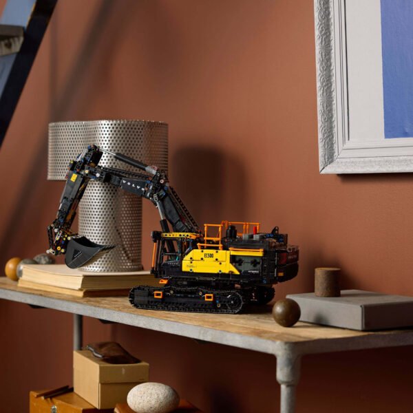 42215_we_ecomframe2.jpg LEGO Technic - Pelleteuse Volvo EC500 hybride 42215