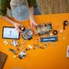 60471_lifestyle_build_crop.jpg LEGO City - Le camion scientifique des explorateurs en Arctique 60471