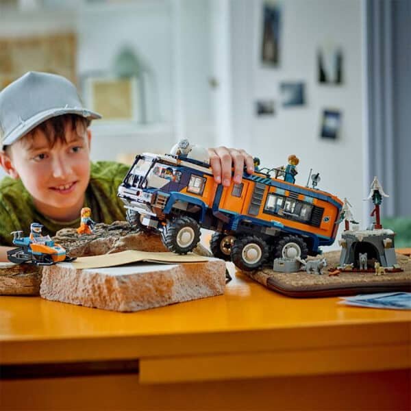 60471_lifestyle_cons_crop.jpg LEGO City - Le camion scientifique des explorateurs en Arctique 60471
