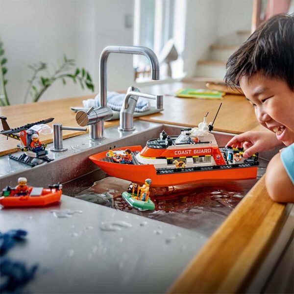 60504_we_lifestyle.jpg LEGO City - Le bateau de sauvetage et l’hélicoptère des garde-côtes 60504