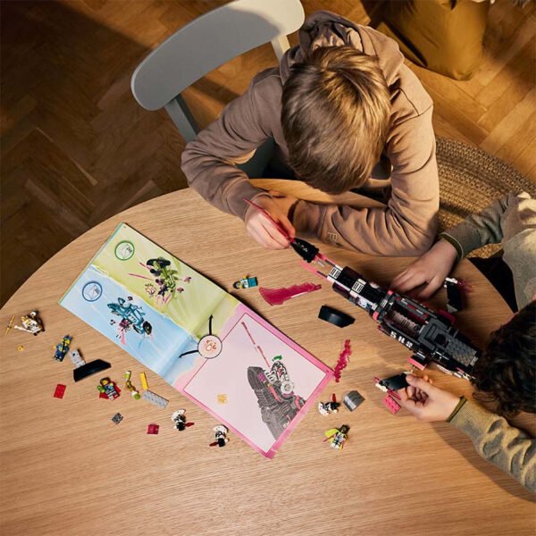 71500_lifestyle_build_crop.jpg LEGO DREAMZzz - Le sous-marin requin des cauchemars 71500