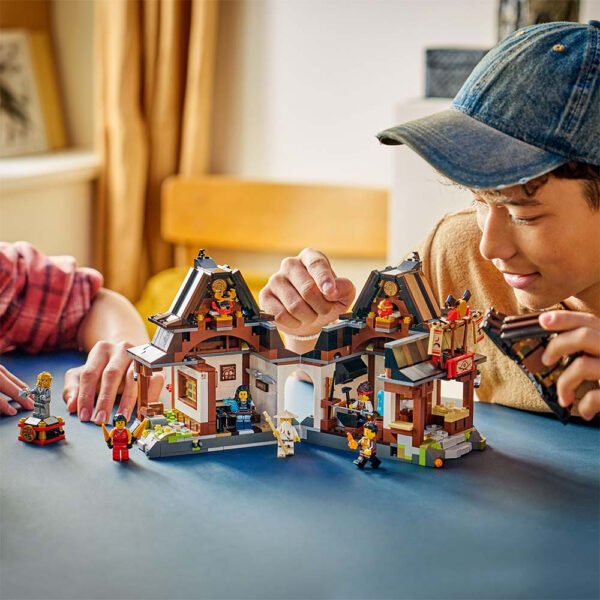 71858_lifestyle_cons_crop.jpg LEGO Ninjago - 15e anniversaire - La forge des quatre armes 71858
