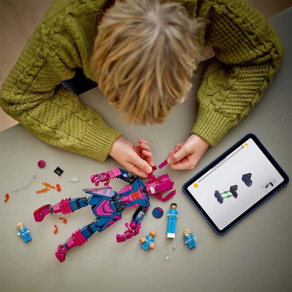 76316_lifestyle_build_crop.jpg LEGO Super Heroes - Les Quatre Fantastiques contre la figurine de Galactus 76316