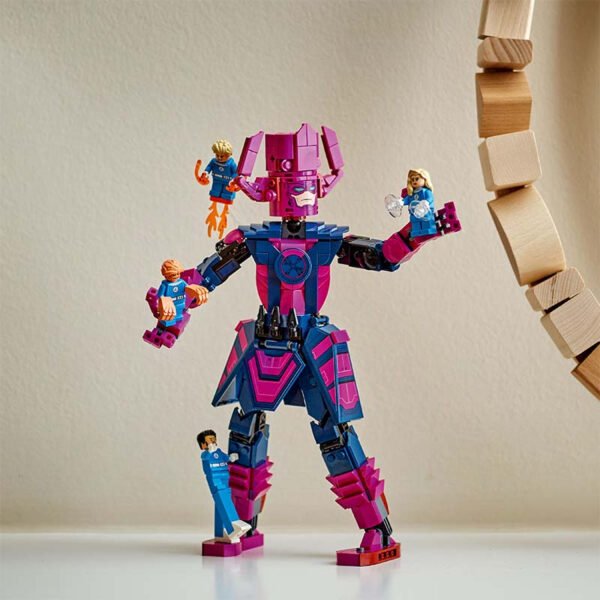 76316_lifestyle_envr_crop.jpg LEGO Super Heroes - Les Quatre Fantastiques contre la figurine de Galactus 76316