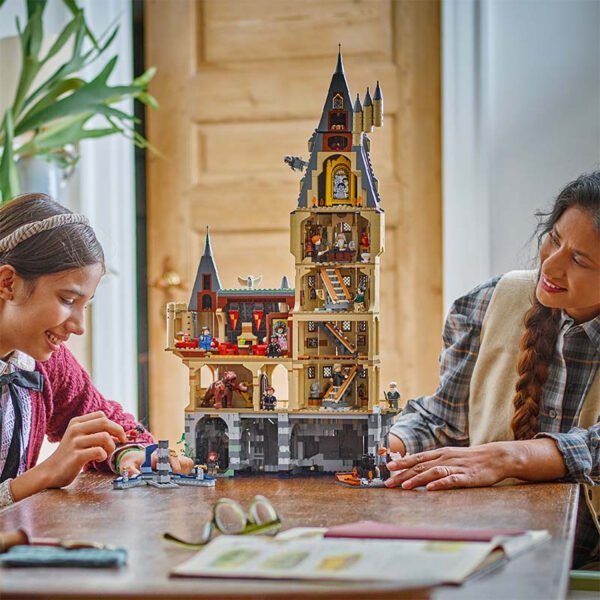76454_lifestyle_cons_crop.jpg LEGO Harry Potter - Le château de Poudlard : la tour principale 76454