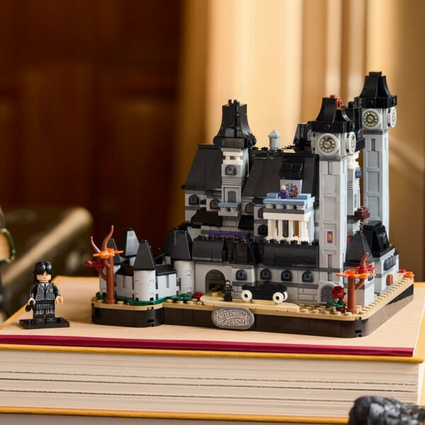 76788_lifestyle_envr_crop.jpg LEGO Wednesday - L’Académie Nevermore 76788