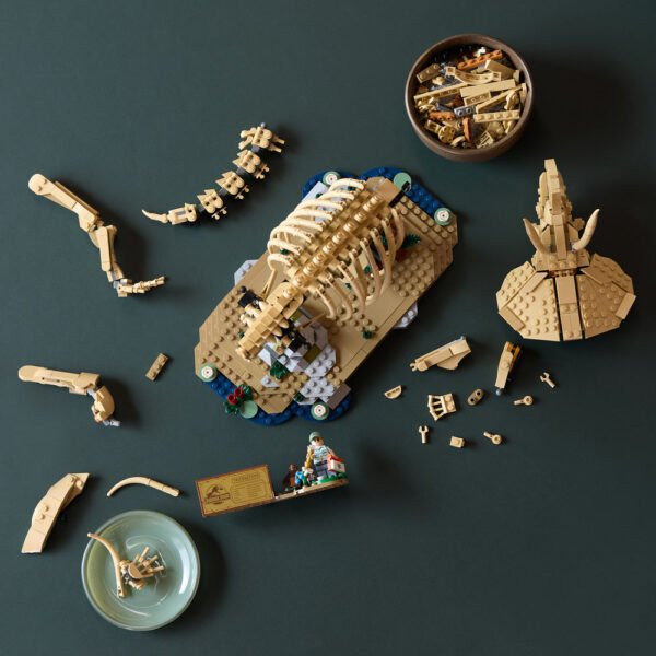 77985_lifestyle_build_crop_1.jpg LEGO Jurassic World - Les fossiles de dinosaure : le tricératops 77985