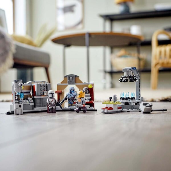 lego_75319_int_7_1.jpg LEGO Star Wars - La forge mandalorienne de l’Armurière 75319