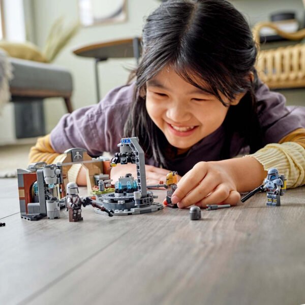 lego_75319_int_8_1.jpg LEGO Star Wars - La forge mandalorienne de l’Armurière 75319
